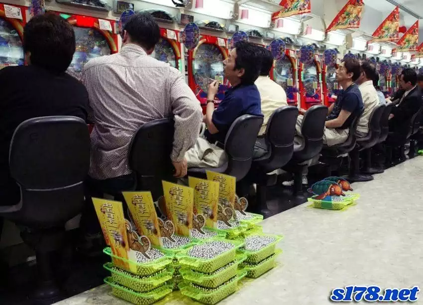 遊藝場中的柏青哥機台!
